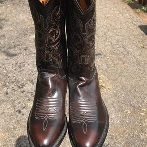 Men’s Tony Lama boots.